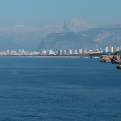 נוף פנורמי של קו החוף של אנטליה, המציג את המים התכולים של הים התיכון ואת קו הרקיע ההיסטורי של העיר.